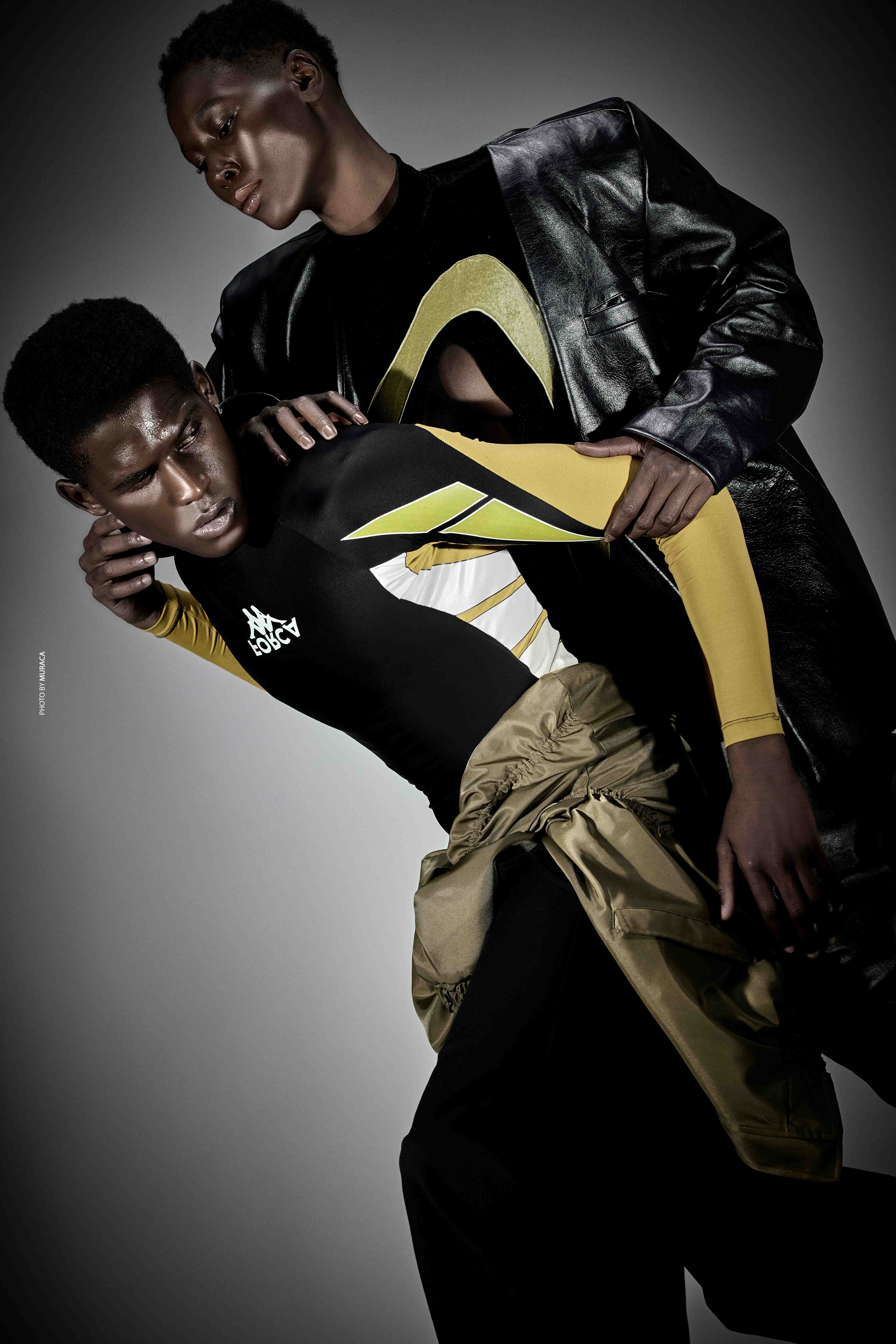Editorial Forca Studio - Dois modelos em poses dramáticas com roupas de alta qualidade