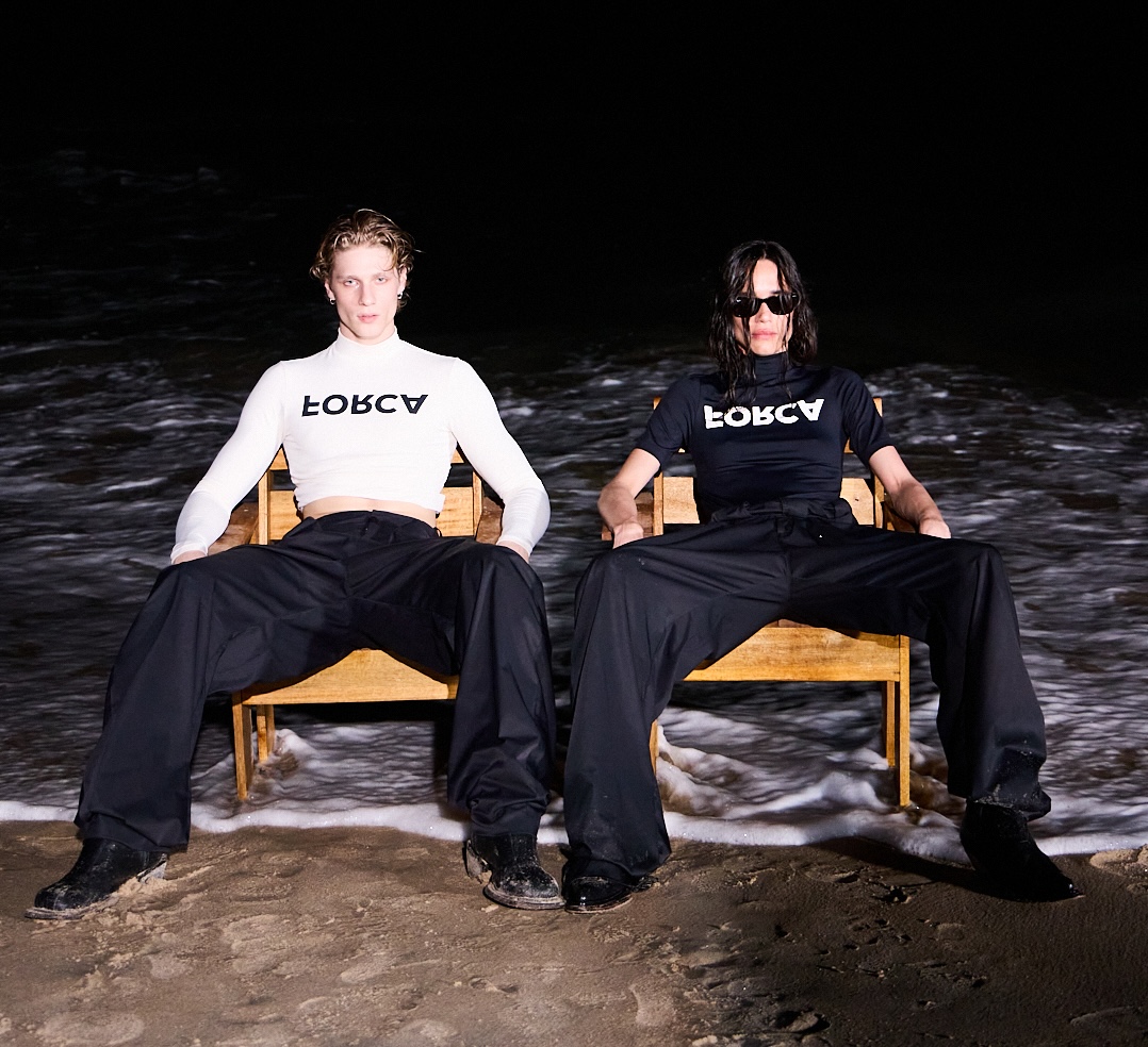 Forca Studio - Modelos na praia com camisetas Forca